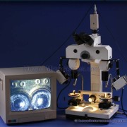 Forensic microscopy system for comparing two images simultaneously.